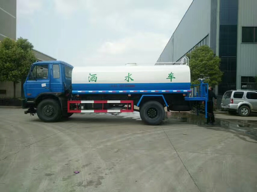 东风老款15吨洒水车图片 东风老款15吨洒水车图片