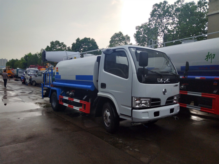 蓝牌5方多功能抑尘车30米雾炮功能-湖北程力