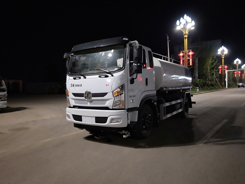 新东日牌YZR5161GSSG6型洒水车-洒水车-程力集团